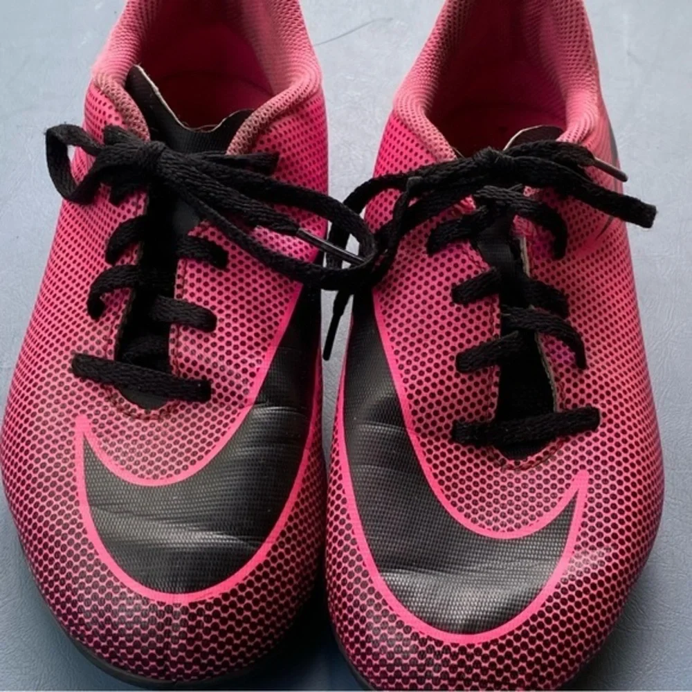 Nike Shoes‎ Girls Size Size 5Y Cleats Pink Black Lace Up